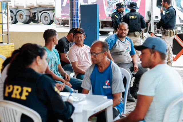 Em parceria com a PRF, Secretaria de Saúde de Alhandra realiza atendimentos voltados para caminhoneiros na BR-101