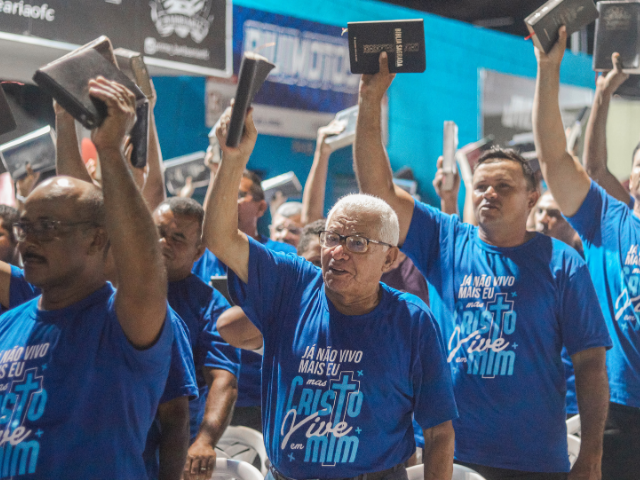 Culto alusivo ao Dia da Bíblia reúne fiéis em Alhandra com louvor, adoração e gratidão a Deus