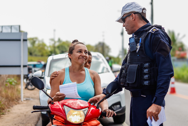 PREFEITURA DE ALHANDRA REALIZA BLITZ EDUCATIVA DENTRO DA CAMPANHA MAIO AMARELO EM MATA REDONDA