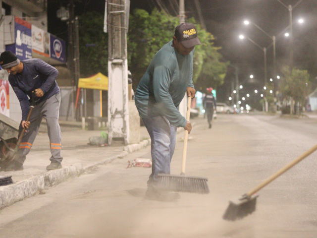 Prefeitura de Alhandra realiza limpeza noturna e pintura de meio-fio na Avenida Presidente João Pessoa