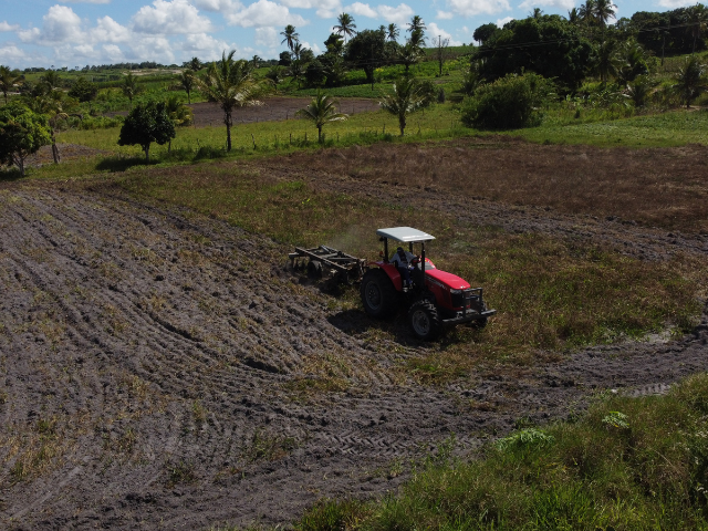 Prefeitura de Alhandra realiza inscrições para o programa Hora de Trator e agricultores aderem à iniciativa
