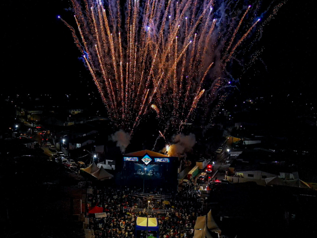 Segunda noite da Festa de São Sebastião reúne multidão no bairro do Oiteiro em Alhandra neste sábado (18)

