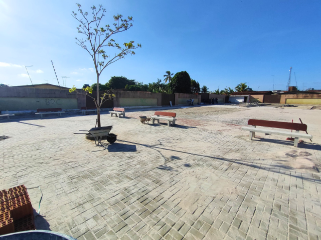 Serviços estão a todo vapor e praça São Sebastião começa a receber arborização e instalação de bancos no bairro do Oiteiro, em Alhandra