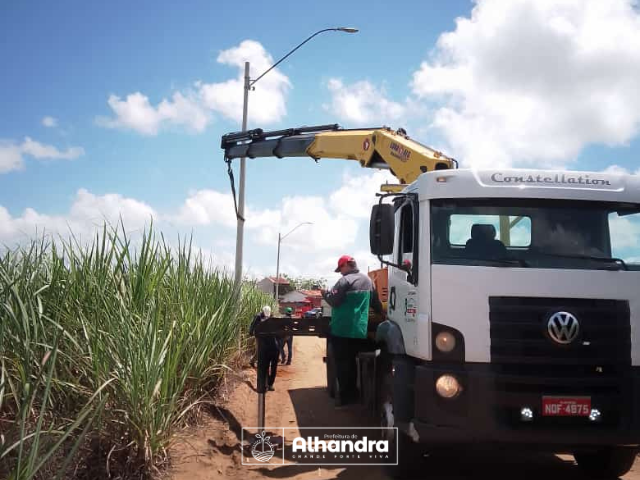 Prefeitura de Alhandra faz substituição de linha de transmissão da iluminação pública e adequação para evitar que sejam danificadas, em Taperubus