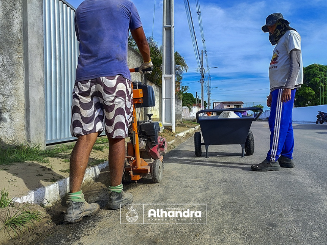 Prefeitura de Alhandra realiza serviços de corte da sarjeta em asfalto na localidade de Mata Redonda