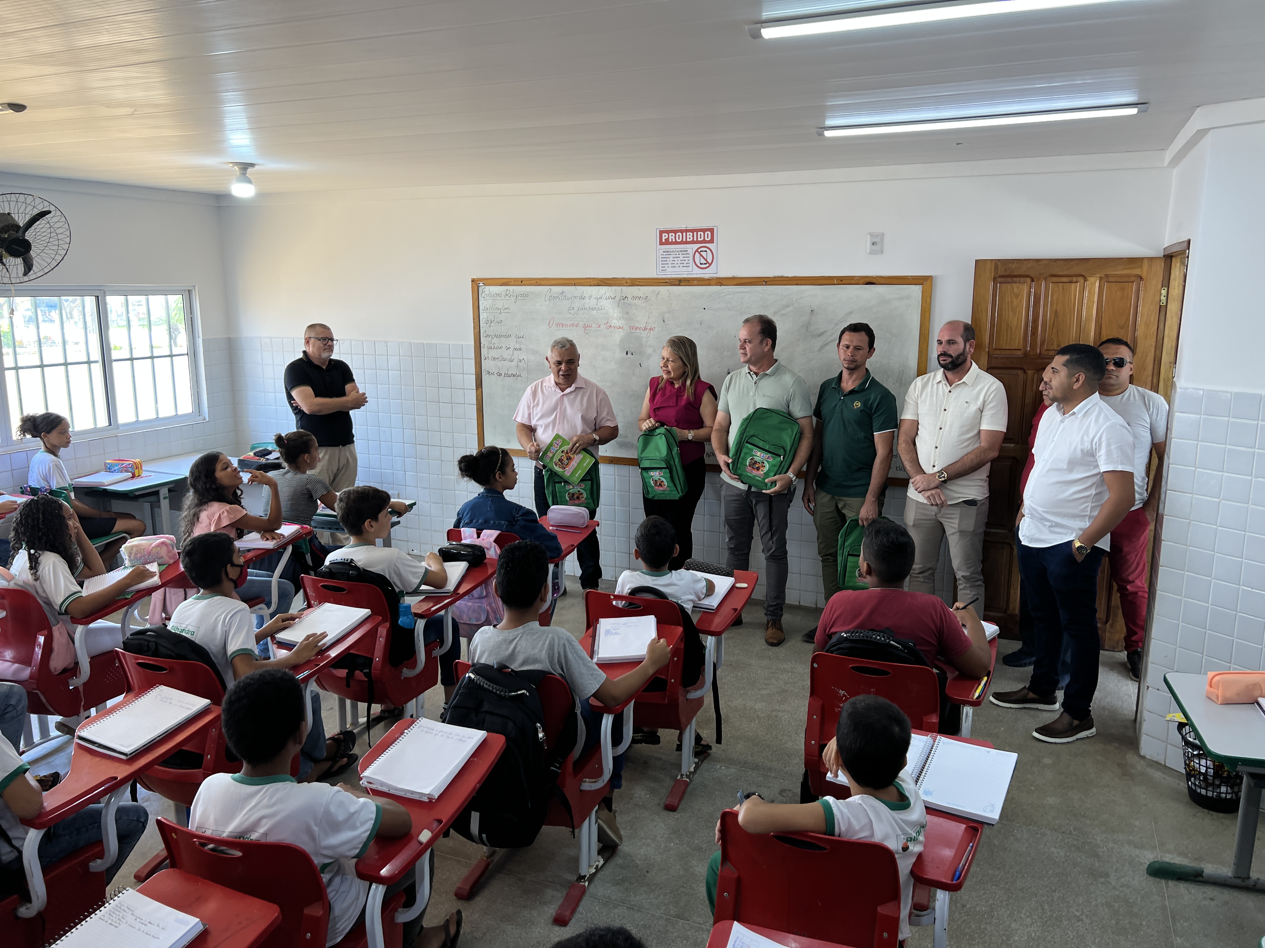 Prefeitura de Alhandra entrega kits escolares aos alunos da Rede Municipal de Educação