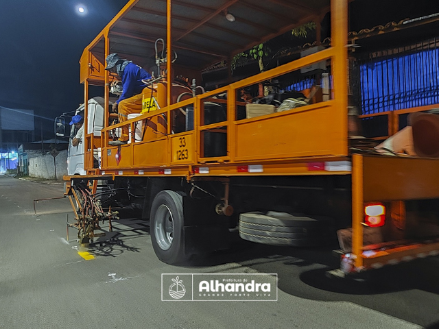 Alhandra realiza pintura da sinalização horizontal e instalação da sinalização vertical e os serviços de conclusão da sarjeta do asfalto, em Mata Redonda