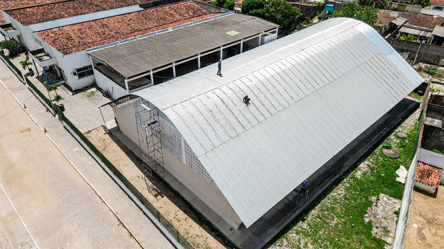 Prefeitura de Alhandra inicia manutenção na quadra da Escola Zélia Correia do Ó!