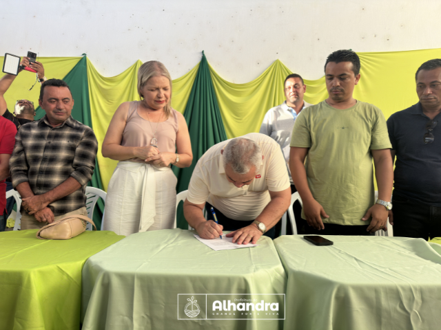 Prefeito de Alhandra assina ordens de serviço para Prefeitura de Alhandra pavimentar trecho entre a PB 034 e a Subaúma, construção de plataforma de caixas d’água e veículos 