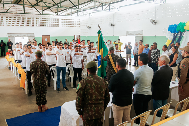 Juramento à Bandeira marca momento de patriotismo e cidadania entre jovens alhandrenses 